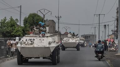 Gepanzerte Transportfahrzeuge der Vereinten Nationen stehen außerhalb von Goma in der Demokratischen Republik Kongo.