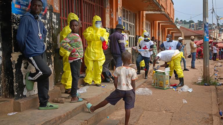 Mitarbeiter des Roten Kreuzes bergen die Überreste eines Toten in Bukavu, der zweitgrößten Stadt im Ostkongo, einen Tag nach der Einnahme durch die M23-Rebellen ein.