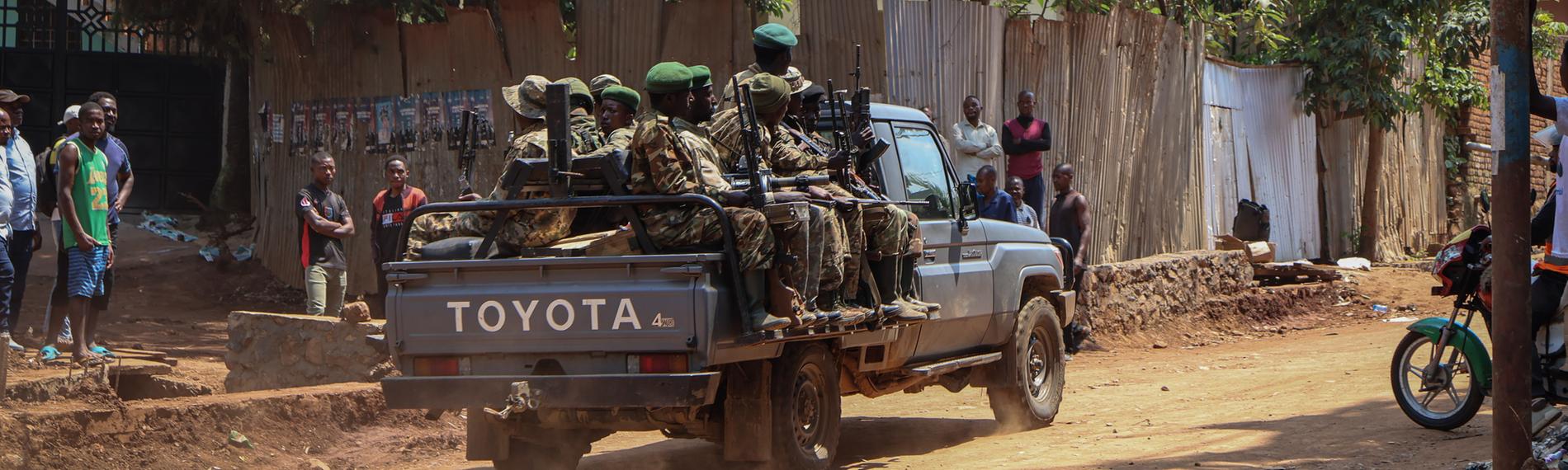 Soldaten der M23-Rebellen sind in Bukavu auf Patrouille. Sie fahren in einem Toyota-Pickup.