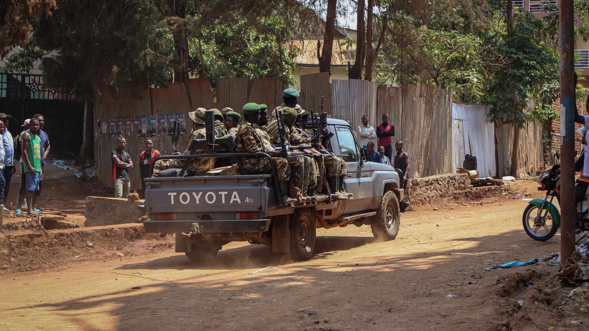 Soldaten der M23-Rebellen sind in Bukavu auf Patrouille. Sie fahren in einem Toyota-Pickup.