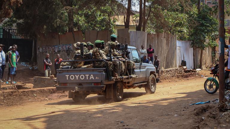 Soldaten der M23-Rebellen sind in Bukavu auf Patrouille. Sie fahren in einem Toyota-Pickup.