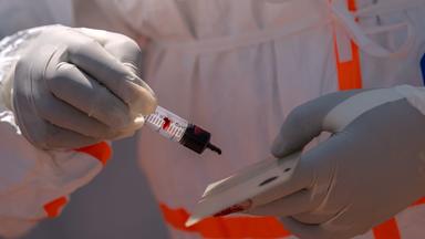 Kongo: Ein Sanitäter führt einen Ebola-Test durch