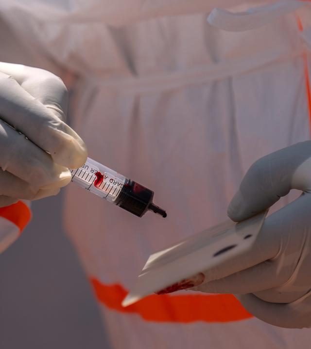 Kongo: Ein Sanitäter führt einen Ebola-Test durch