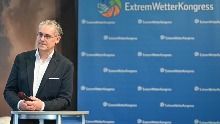 Frank Böttcher, Vorsitzender Deutsche Meteorologische Gesellschaft (DMG), steht auf dem 15. Extremwetterkongresses in der Hafencity Universität Hamburg