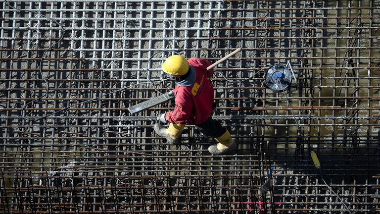 Ein Arbeiter ist auf einer Baustelle beschäftigt.