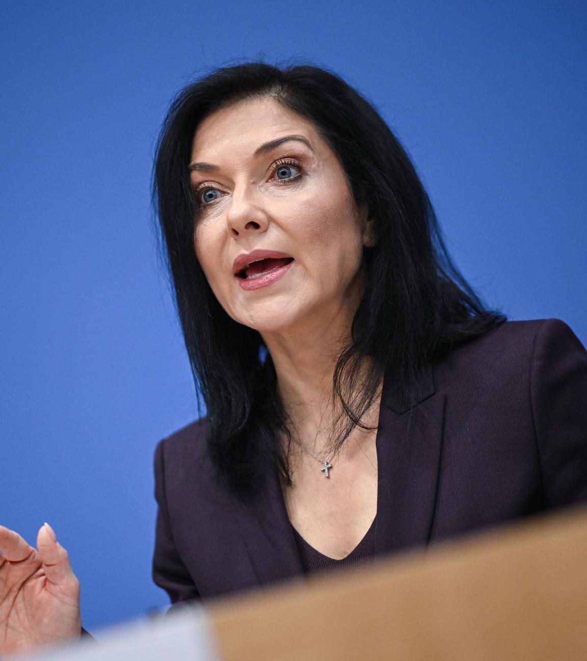 Katherina Reiche (CDU), Bundesministerin für Wirtschaft und Energie, spricht bei der Vorstellung des Jahreswirtschaftsberichts 2026 der Bundesregierung. 