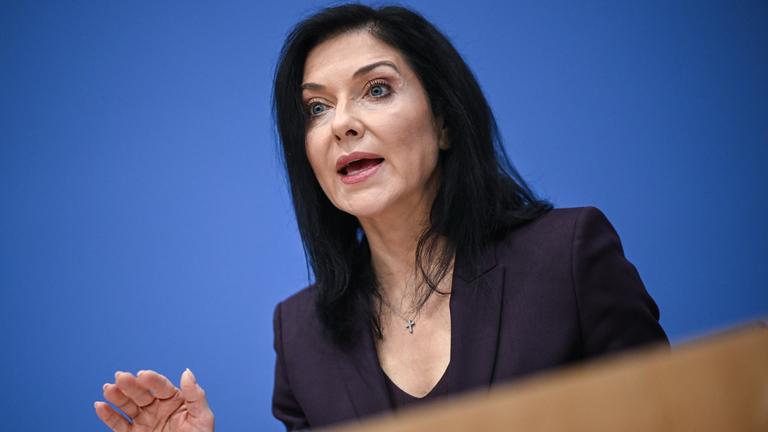 Katherina Reiche (CDU), Bundesministerin für Wirtschaft und Energie, spricht bei der Vorstellung des Jahreswirtschaftsberichts 2026 der Bundesregierung. 