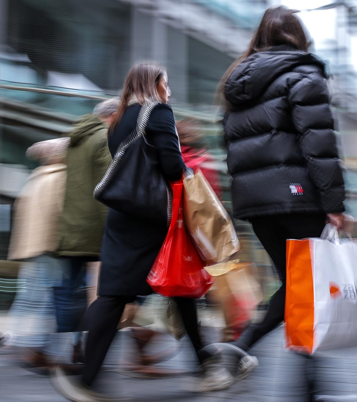 Passanten gehen mit mehreren Einkaufstüten durch die Leipziger Innenstadt, aufgenommen am 28.10.2023 in Leipzig