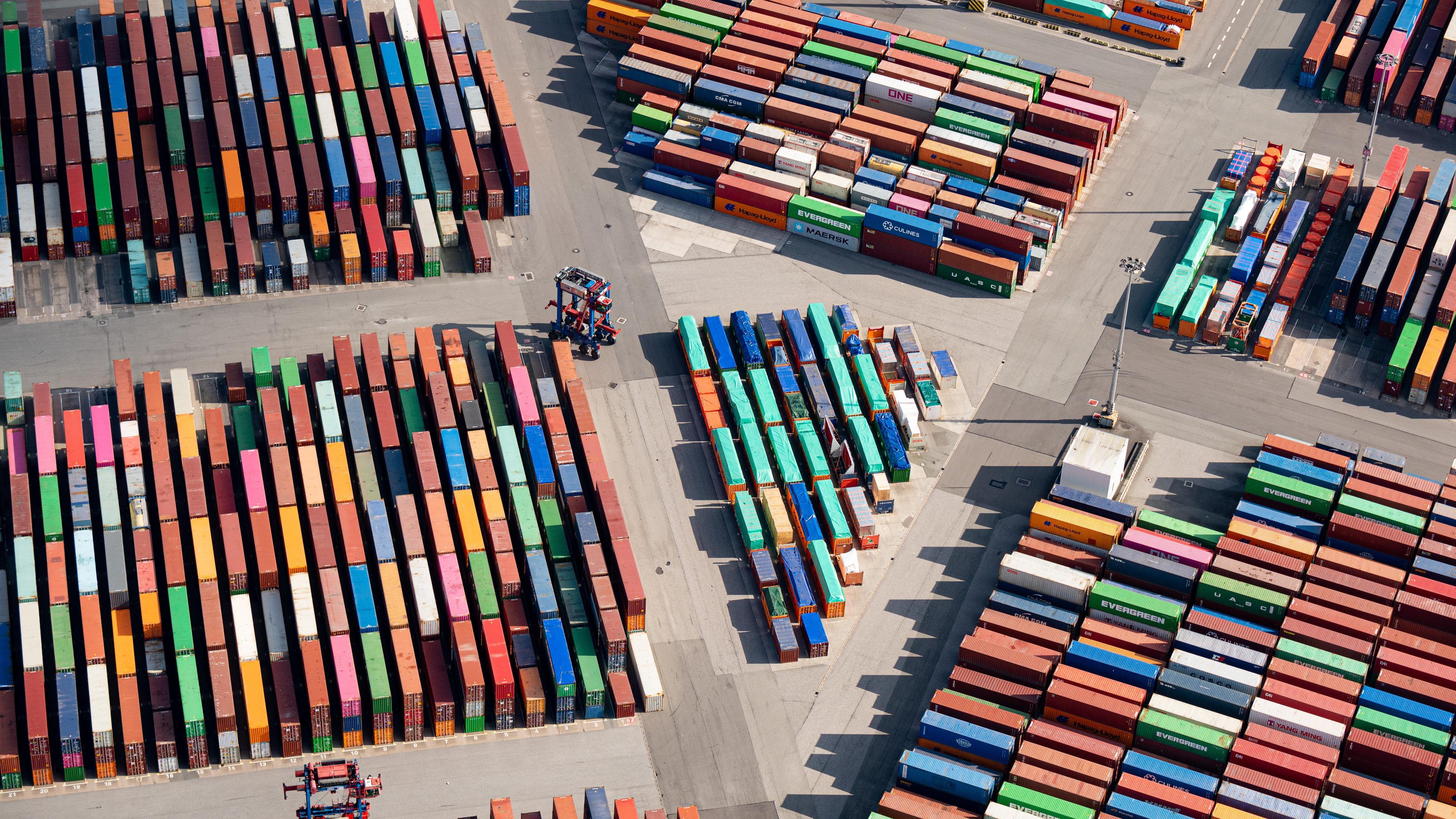 Hamburg: Das Luftbild zeigt zahlreiche Container auf dem Gelände eines Containerterminals im Hamburger Hafen.