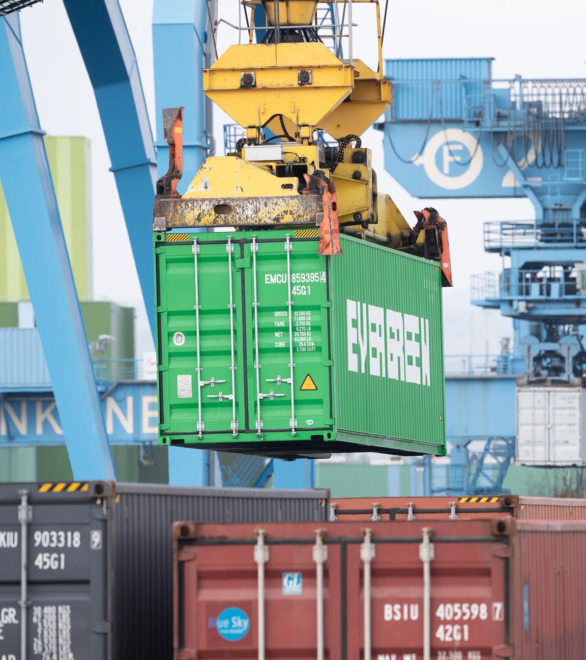 Container werden an einem Terminal des Mainzer Hafens bewegt. 