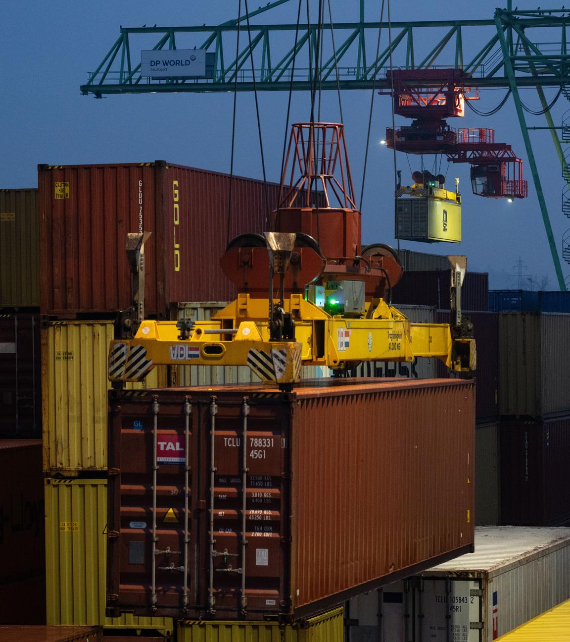 Baden-Württemberg, Stuttgart: Container werden am Hafen Stuttgart umgeladen.