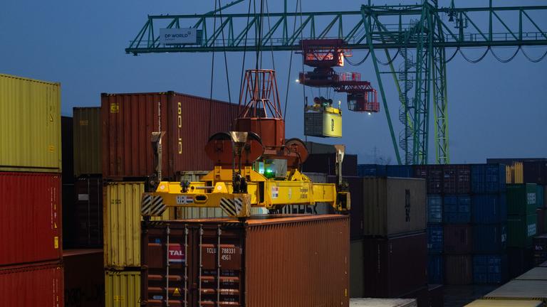 Baden-Württemberg, Stuttgart: Container werden am Hafen Stuttgart umgeladen.