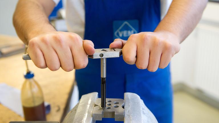Handwerkslehrling bei der Arbeit