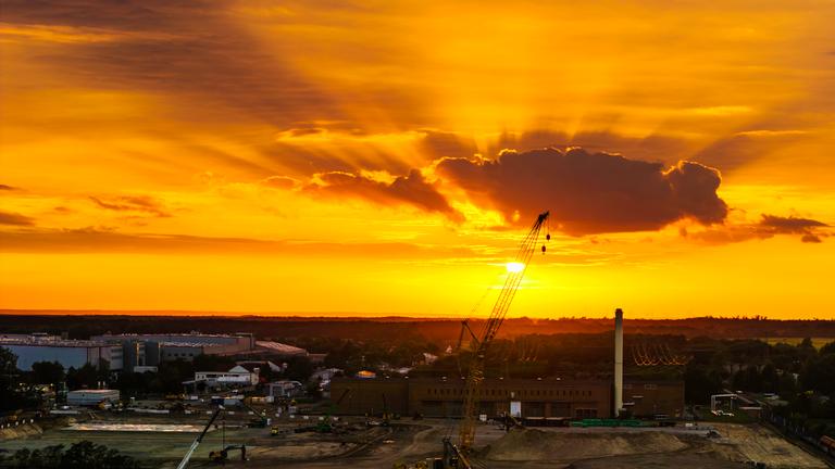 Eine Baustelle im Sonnenuntergang
