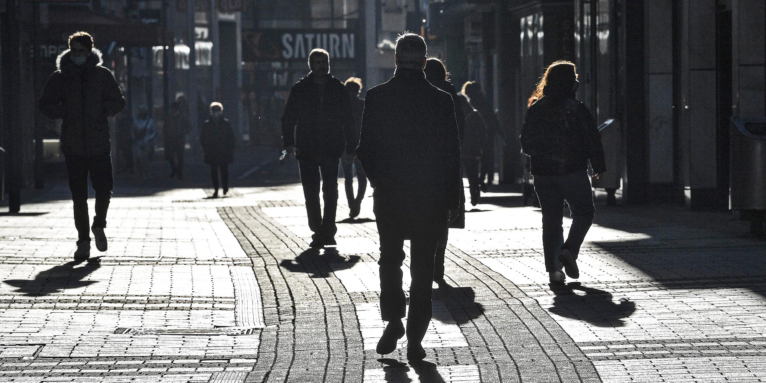 Menschen in der Kölner Fußgängerzone