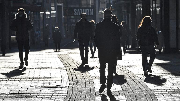 Menschen in der Kölner Fußgängerzone