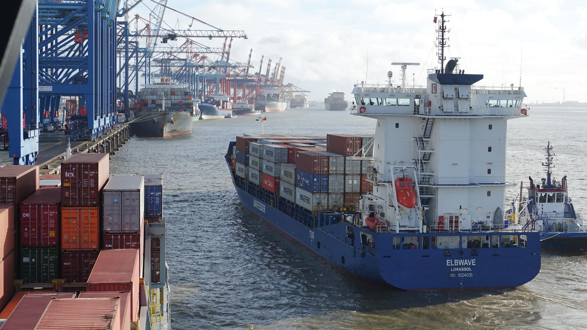 Das Containerschiff "Elbwave" legt an der Stromkaje in Bremerhaven an, aufgenommen am 11.11.2024 