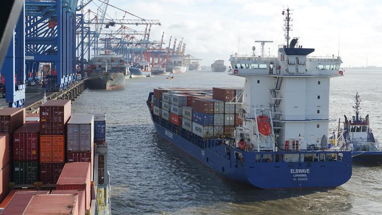 Das Containerschiff "Elbwave" legt an der Stromkaje in Bremerhaven an, aufgenommen am 11.11.2024 