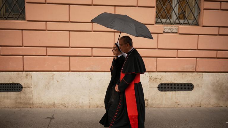 Kardinal Gregorio Rosa Chavez geht vor dem Konklave zur Wahl eines neuen Papstes mit Regenschirm in der Hand auf dem Petersplatz. 