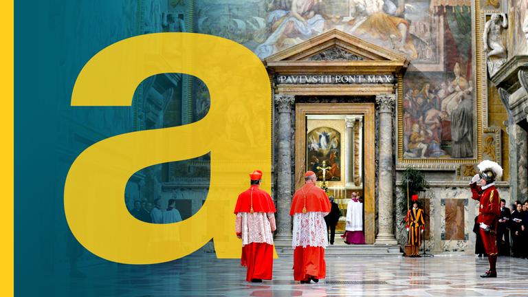 Zwei Bischöfe gehen im Vatikan auf große Tür mit Marmorsäulen zu, rechts davon stehen zwei Männer der Schweizer Garde