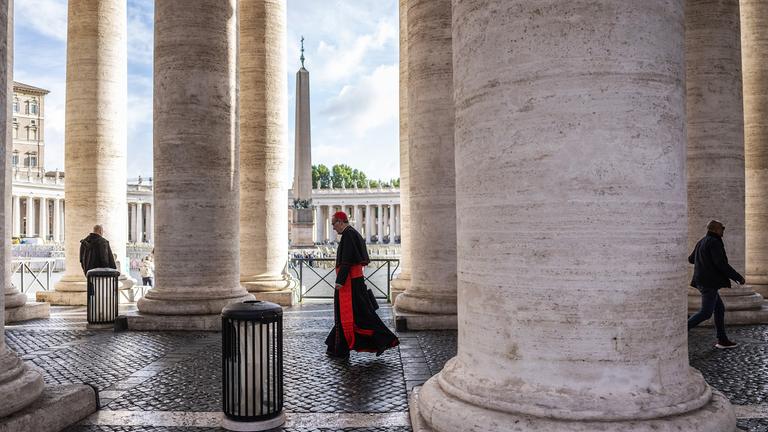 Der italienische Kardinal Pierbattista Pizzaballa geht zur Generalkongregation der Kardinäle im Vatikan, aufgenommen am 06.05.2025