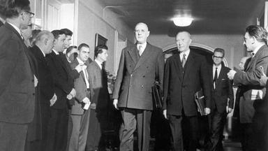Der französische Staatspräsident Charles de Gaulle (M) und der deutsche Bundeskanzler Konrad Adenauer, 1962