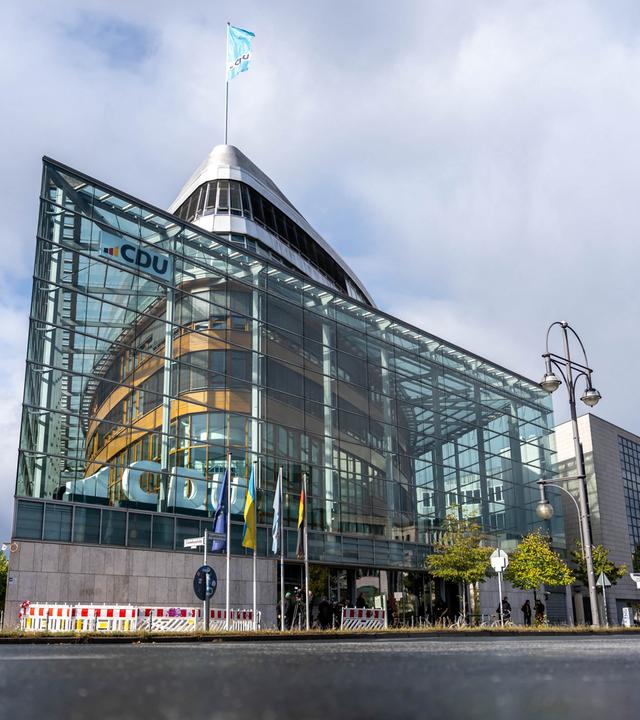 Das CDU-Logo ist am Konrad Adenauer Haus, der CDU Zentrale bei der Sondersitzung des Parteipräsidiums in einer zweitägigen Klausurtagung, zu lesen. 