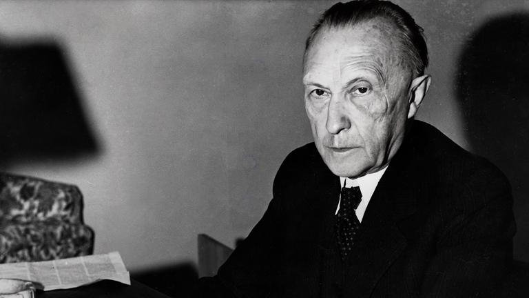 Konrad Adenauer an seinem SChreibtisch 1949