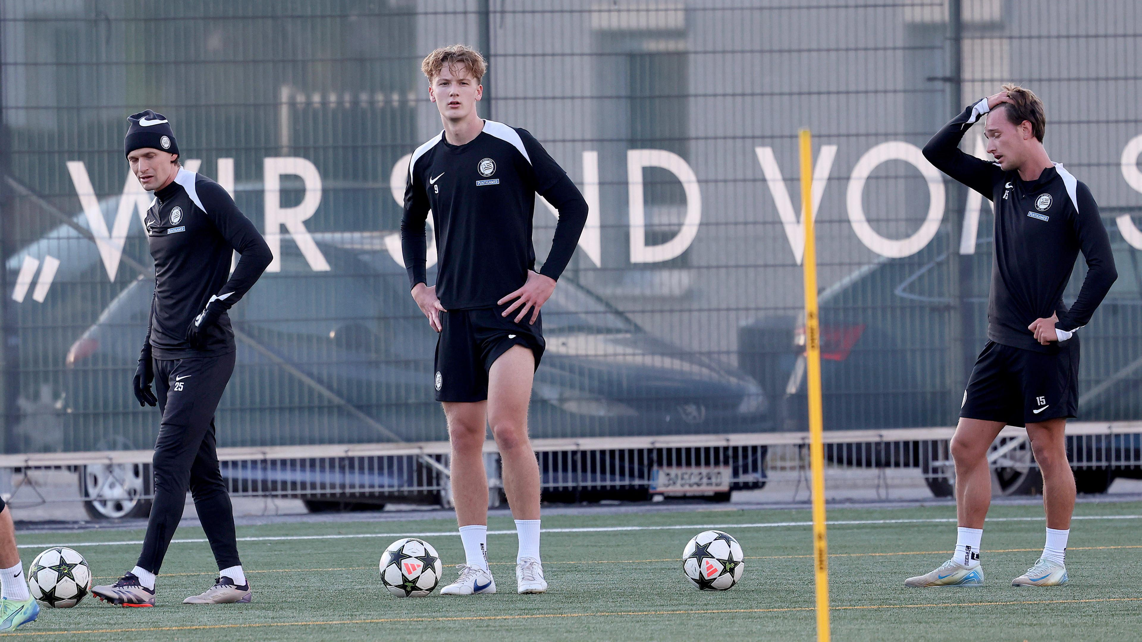 Konstantin Schopp (mitte) beim Training von Sturm Graz