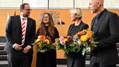 Thüringen, Erfurt: Thadäus König (l., CDU), Landtagspräsident, Steffen Quasebarth (r., BSW), Vizepräsident, Cornelia Urban (2.v.r., SPD), Vizepräsidentin und Lena Saniye Güngör (2.v.l., Die Linke), Vizepräsidentin, stehen im Plenarsaal während der konstituierenden Sitzung des Thüringer Landtags.
