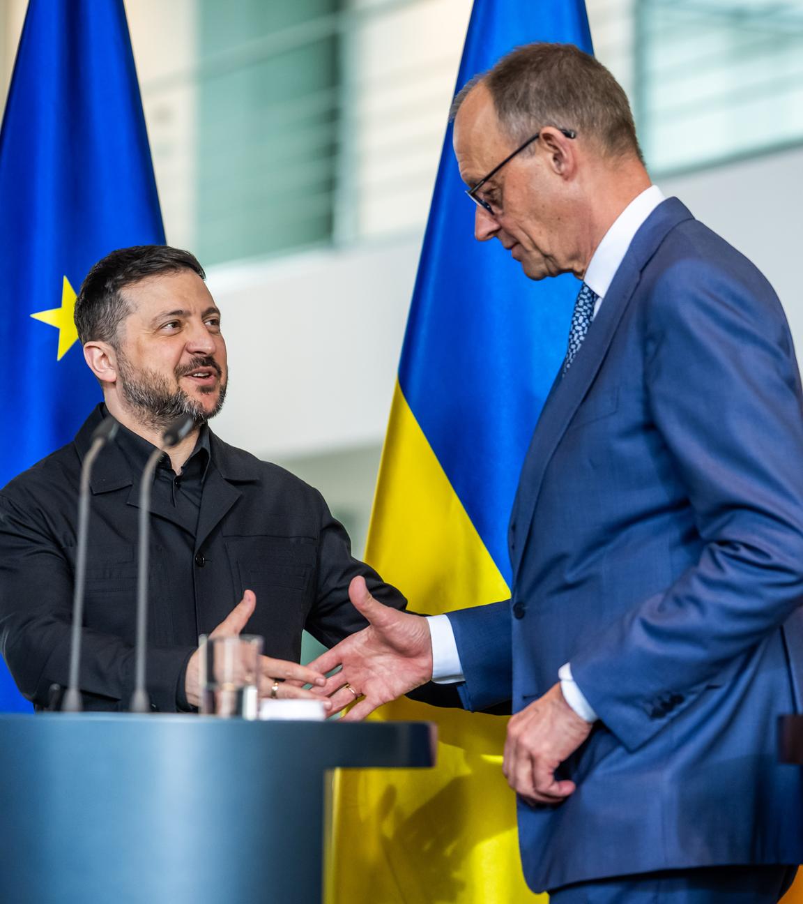 Bundeskanzler Friedrich Merz und der ukrainische Präsident Wolodymyr Selenskyj geben im Bundeskanzleramt bei den deutsch-ukrainischen Regierungskonsultationen eine Pressekonferenz. 