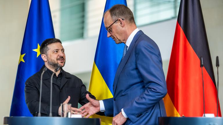 Bundeskanzler Friedrich Merz und der ukrainische Präsident Wolodymyr Selenskyj geben im Bundeskanzleramt bei den deutsch-ukrainischen Regierungskonsultationen eine Pressekonferenz. 