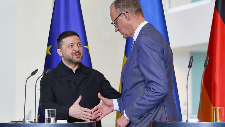 Bundeskanzler Merz und der ukrainische Präsident Selenskyj haben sich über eine engere Zusammenarbeit zwischen beiden Ländern ausgetauscht.