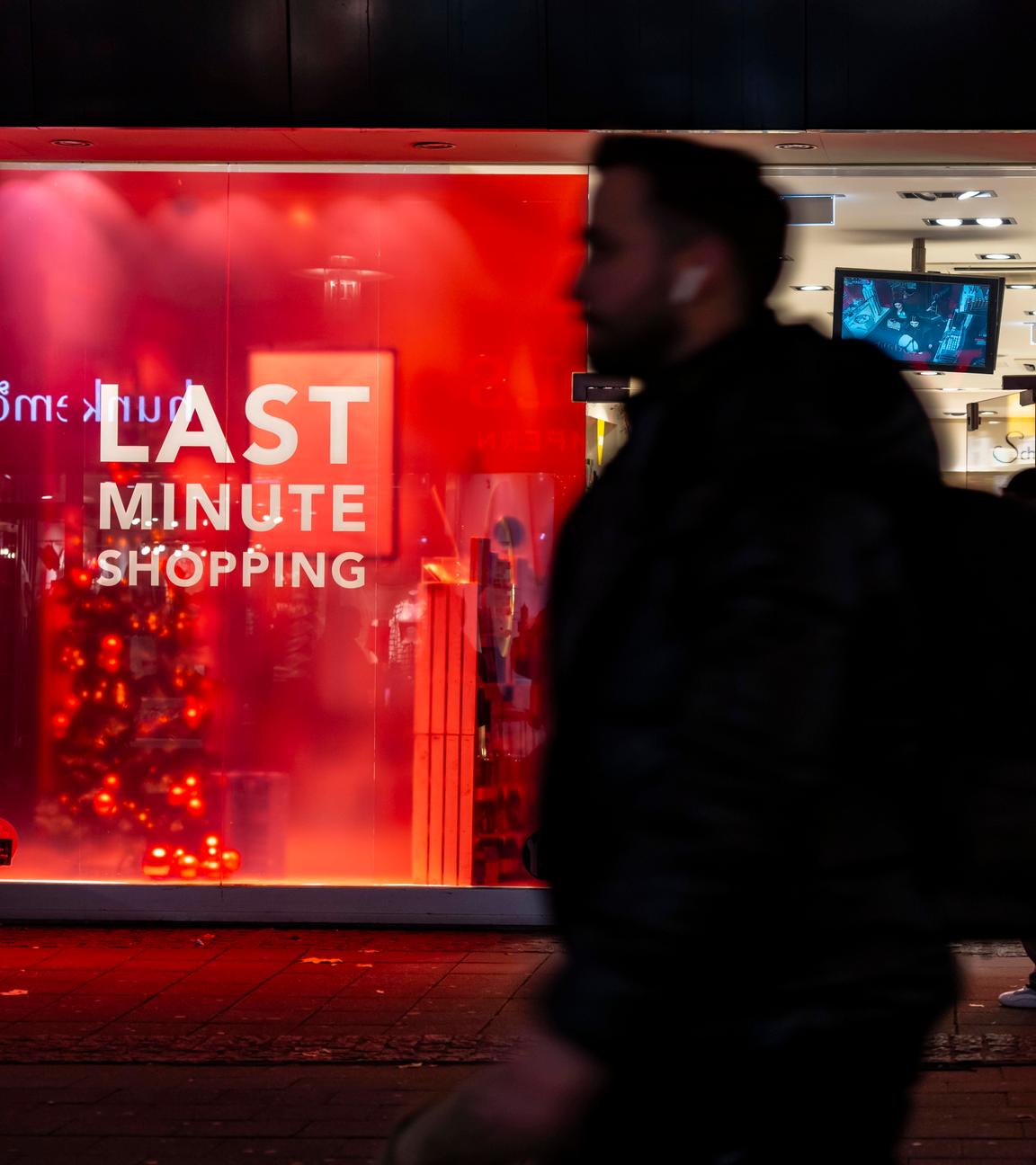 Ein Schaufenster einer Parfümerie wirbt mit Last Minute in der Fußgängerzone Kettwiger Straße in Essen.
