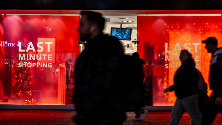 Ein Schaufenster einer Parfümerie wirbt mit Last Minute in der Fußgängerzone Kettwiger Straße in Essen.
