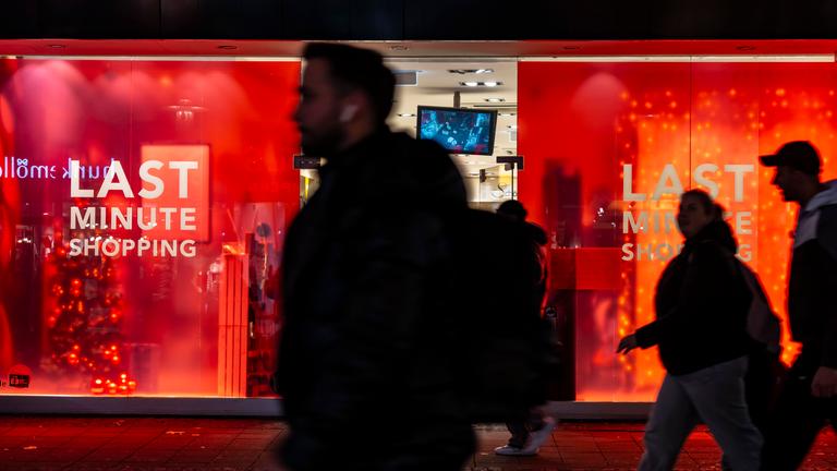 Ein Schaufenster einer Parfümerie wirbt mit Last Minute in der Fußgängerzone Kettwiger Straße in Essen.