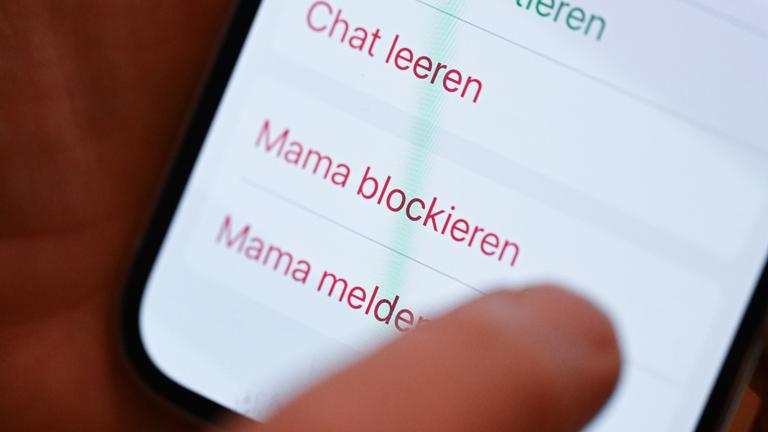 Chat-Einstellungen einer Messenger-App mit den Auswahlmöglichkeiten "Chat leeren", "Mama blockieren", "Mama melden".