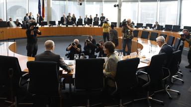 BND-Präsident Martin Jäger, Verfassungsschutzchef Sinan Selen und MAD-Präsidentin Martina Rosenberg vor einer Anhörung des Bundestags-Kontrollgremiums am 13. Oktober 2025 in Berlin. (Archiv)