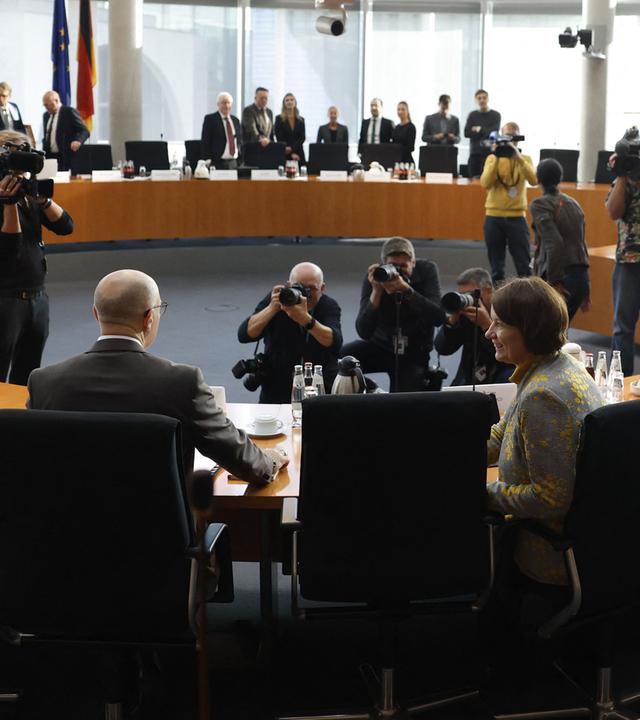 BND-Präsident Martin Jäger, Verfassungsschutzchef Sinan Selen und MAD-Präsidentin Martina Rosenberg vor einer Anhörung des Bundestags-Kontrollgremiums am 13. Oktober 2025 in Berlin. (Archiv)