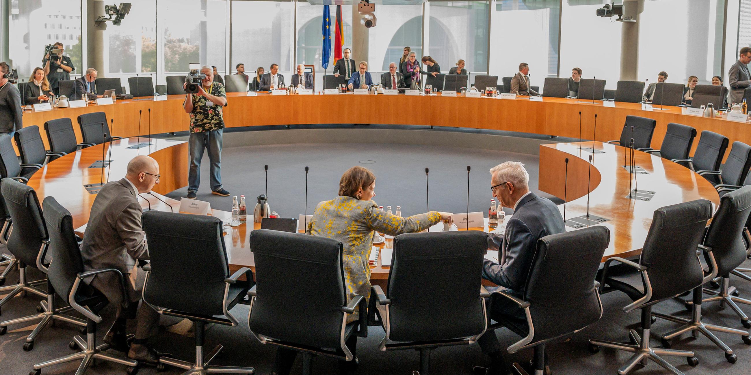 (R-L) President of the Federal Intelligence Service (BND), Martin Jaeger, Head of the Office for the Protection of the Constitution, Sinan Selen and president of the Military Counterintelligence Service (MAD), Martina Rosenberg wait ahead a hearing by a Bundestag oversight committee in Berlin, on October 13, 2025.
