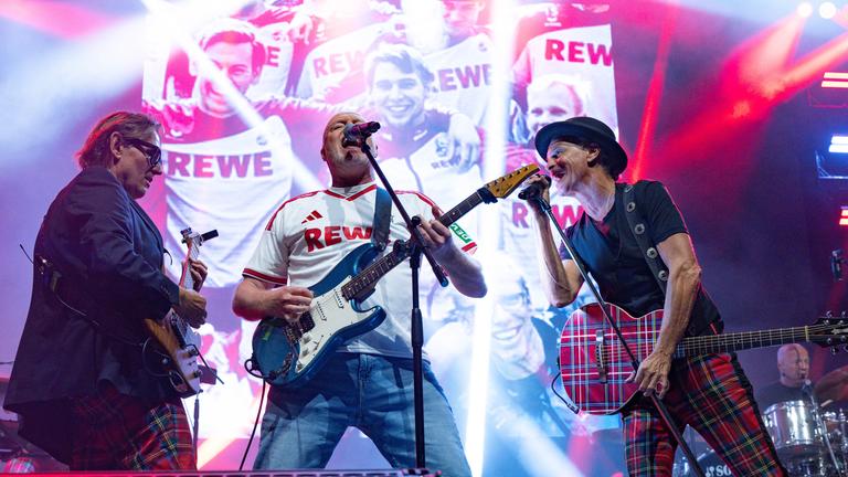Nordrhein-Westfalen, Köln: Stefan Raab mit Peter Brings und Harry Alfter (links) während des Jubiläumskonzertes zum 35 jährigen Bestehen der Band Brings auf dem Kölner Roncalliplatz.