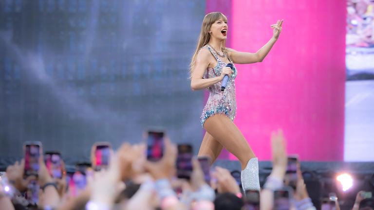 Taylor Swift auf der Bühne bei einem Konzert in Mailand.