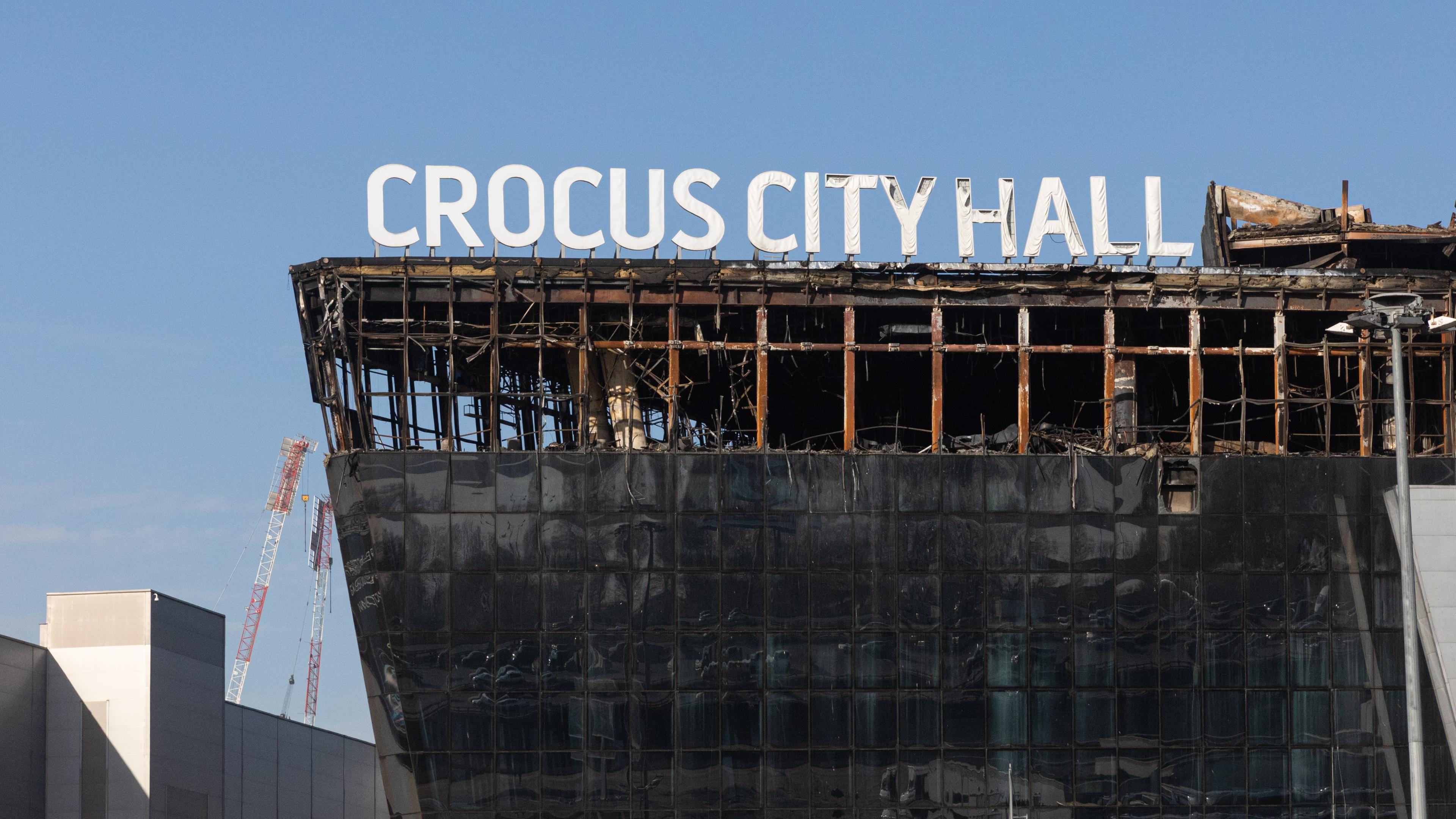 Blick auf die bei einem Terroranschlag beschädigte Konzerthalle Crocus City Hall.