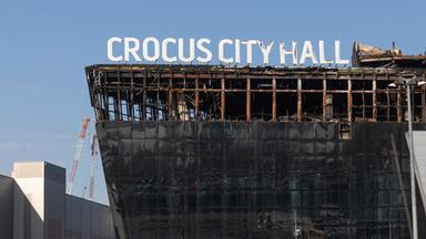 Blick auf die bei einem Terroranschlag beschädigte Konzerthalle Crocus City Hall.