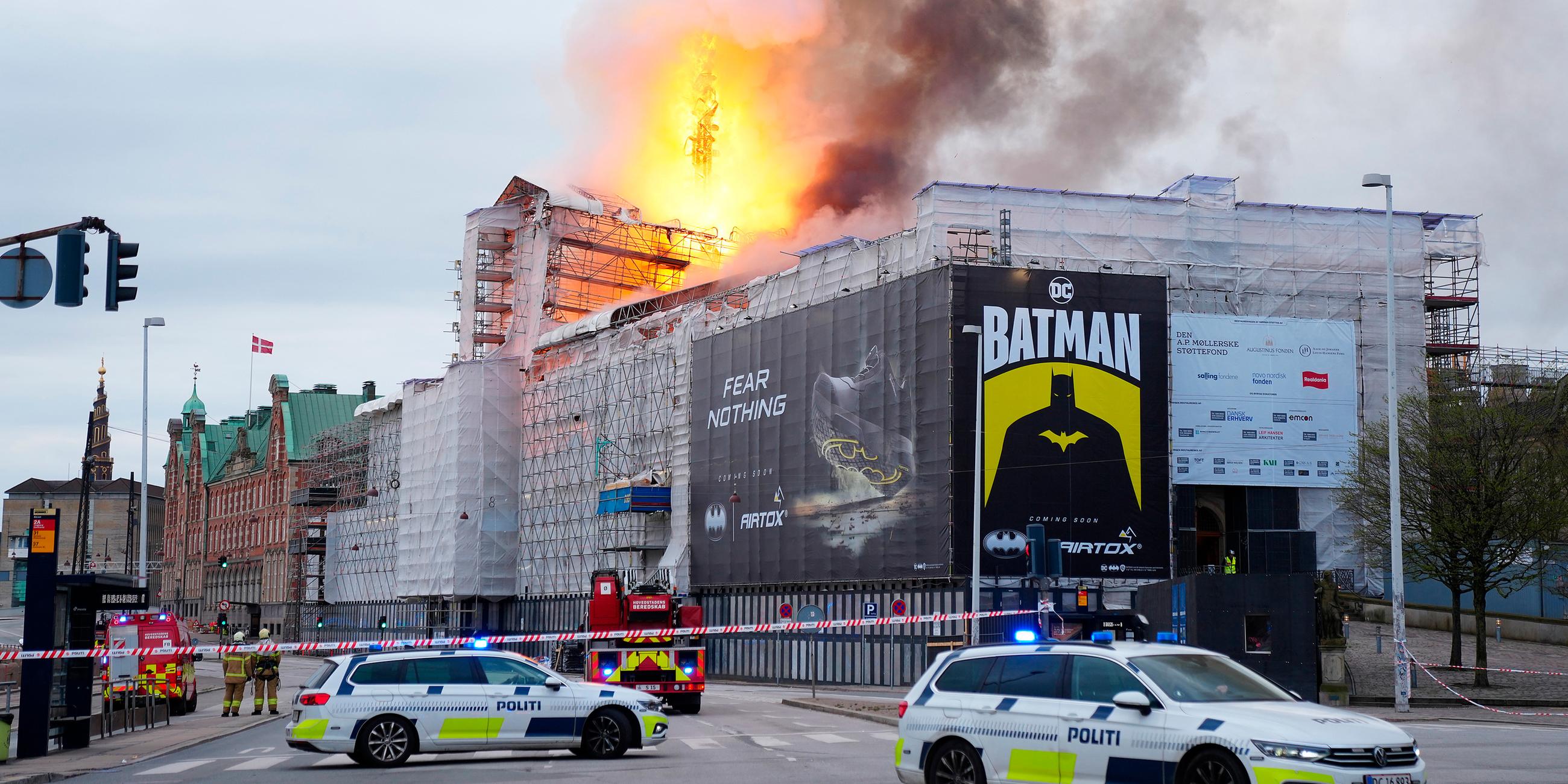 Feuer und Rauch steigen aus der Alten Börse bei einem Brand, aufgenommen am in 16.04.2024 in Kopenhagen