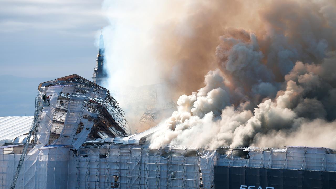Feuer und Rauch steigen aus der Alten Börse bei einem Brand, aufgenommen am in 16.04.2024 in Kopenhagen