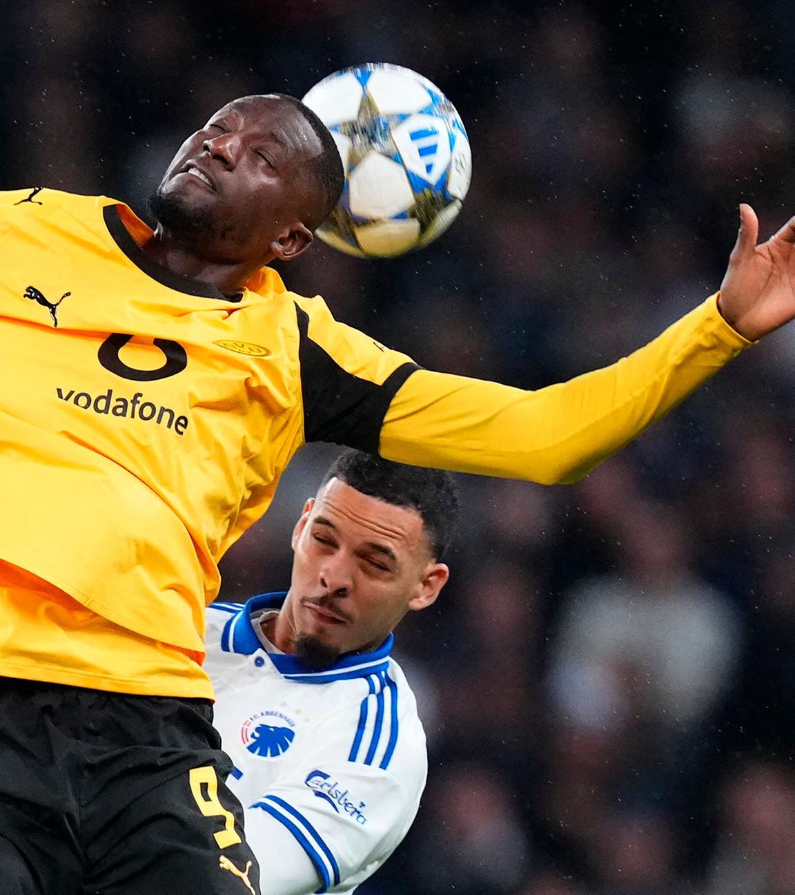 Serhou Guirassy springt zum Kopfball hoch
