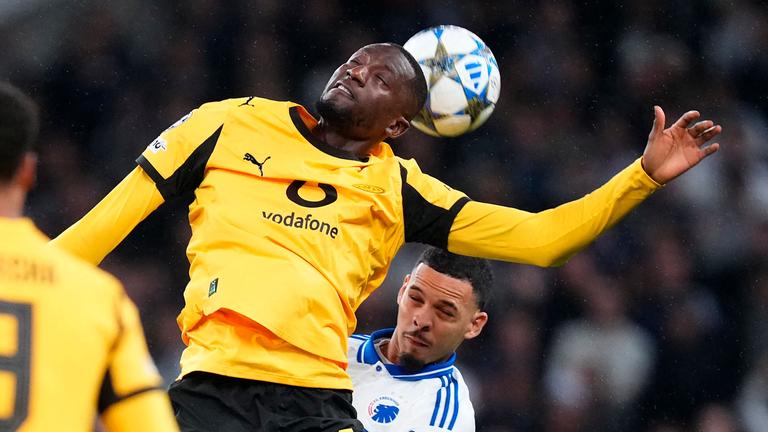 Serhou Guirassy springt zum Kopfball hoch