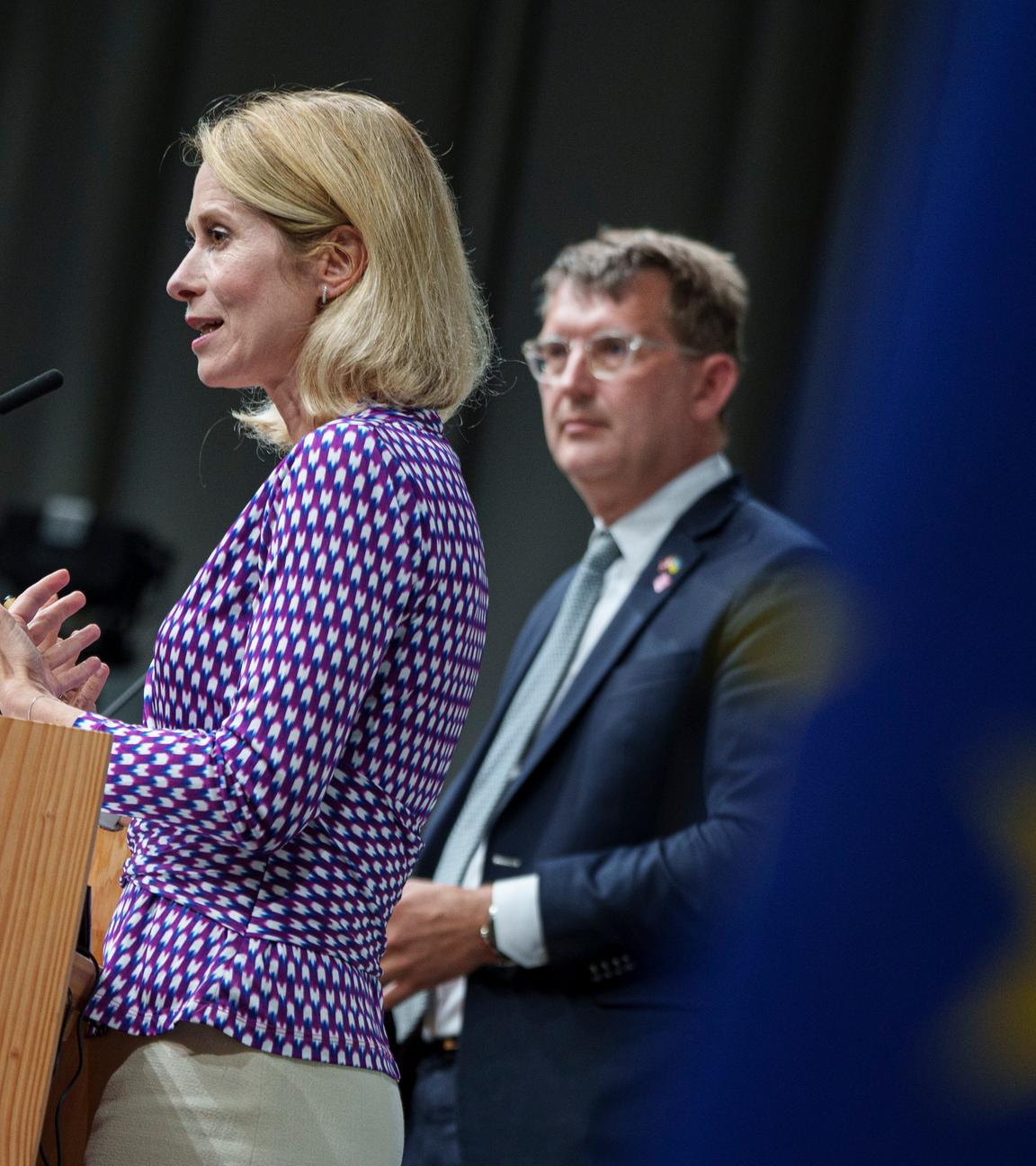Der dänische Verteidigungsminister Troels Lund Poulsen (R) und die Vizepräsidentin der Europäischen Kommission, Kaja Kallas (L)