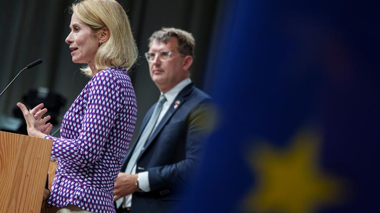 Der dänische Verteidigungsminister Troels Lund Poulsen (R) und die Vizepräsidentin der Europäischen Kommission, Kaja Kallas (L)